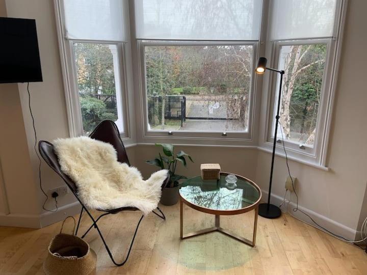 Lovely Spacious 1-Bedroom Flat In Tufnell Park Close To Central Londres Exterior foto